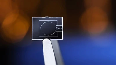 GPS pa travay? Chips fotonik ede dron vole san antrave nan zòn ki fèb siyal yo